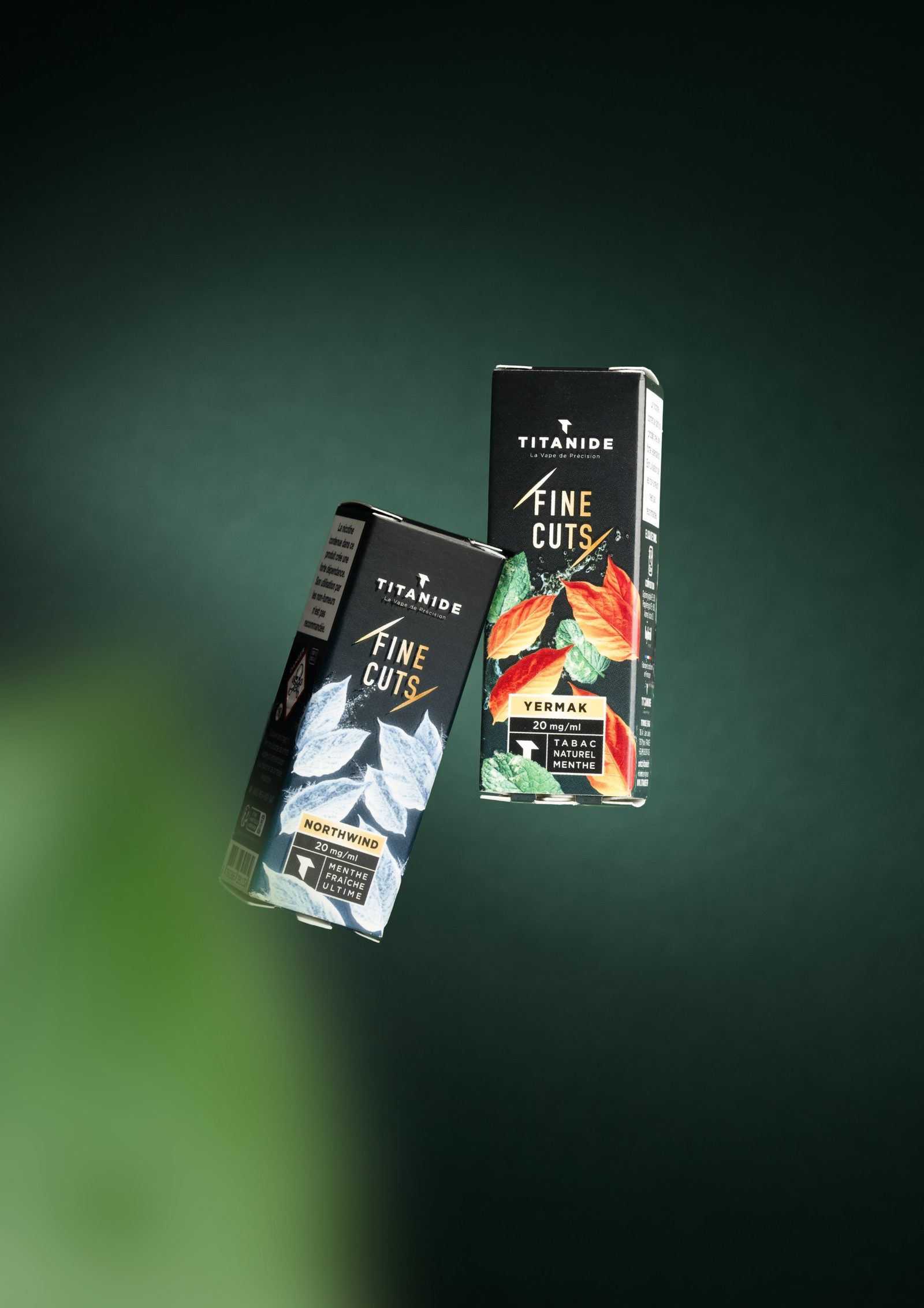Deux étuis Fine Cuts, Northwind et Yermak, en suspension sur un fond vert profond.