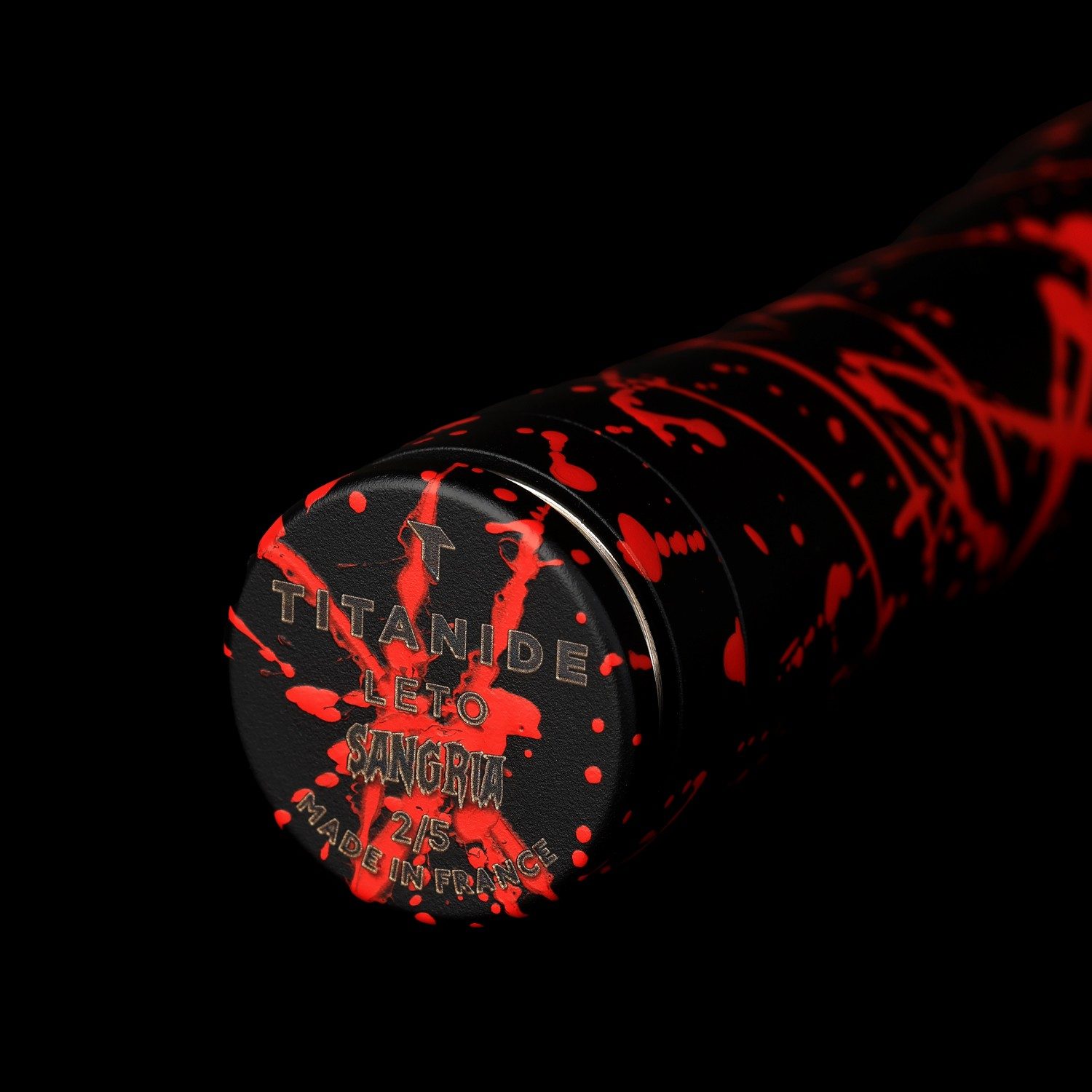 Macro du mod Leto 2.1 en Cerakote noir à éclats rouges, gravure « LETO SANGRIA MADE IN FRANCE » visible sur le tube.